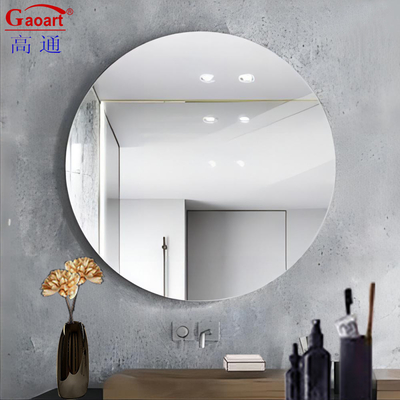 Arredamento per il bagno a specchio completo con stile di design moderno e doccia grande abito