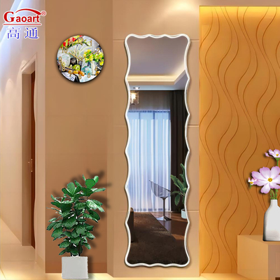 Migliora il design del tuo bagno con uno specchio senza cornice come punto focale