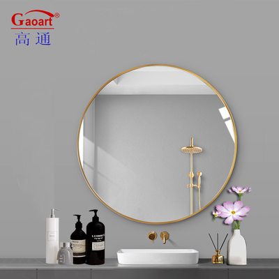 Decorazione elegante del soggiorno con specchio ovale decorativo in stile elegante