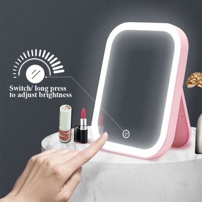 Preparati in qualsiasi momento e in qualsiasi luogo con questo comodo specchio di luce per viaggiare