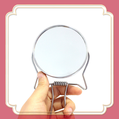 Uno specchio innovativo per il trucco, lo strumento per l'applicazione perfetta del trucco