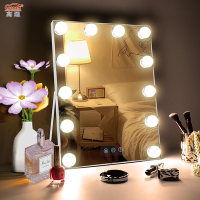 Scopri l'ultima luce per il trucco con Hollywood Mirror