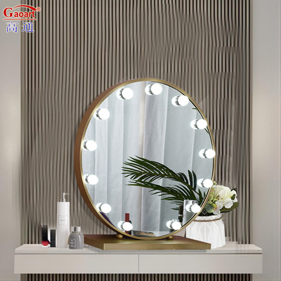 Ottieni l'illuminazione perfetta per la tua routine di bellezza con Hollywood Mirror