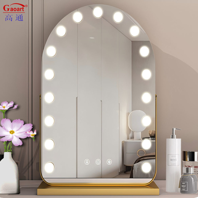 Ottieni l'illuminazione perfetta per la tua routine di bellezza con Hollywood Mirror