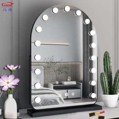 Ottieni l'illuminazione perfetta per la tua routine di bellezza con Hollywood Mirror