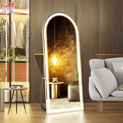 Aggiornate il vostro bagno con il nostro specchio LED moderno e elegante