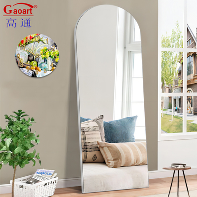 Specchio a cornice minimalista per un design semplice ed estetico