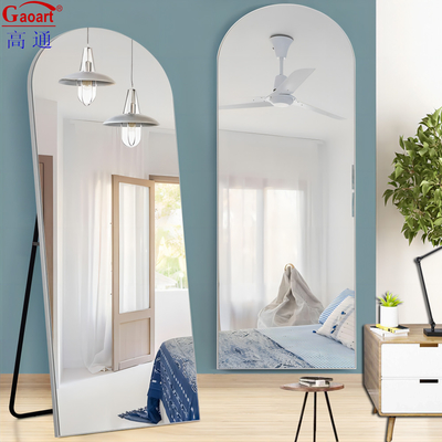 Specchio a cornice minimalista per un design semplice ed estetico