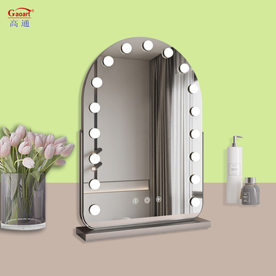 Ottieni l'illuminazione perfetta per la tua routine di bellezza con Hollywood Mirror