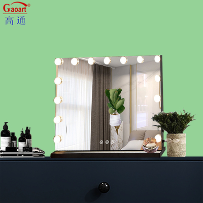 Scopri il segreto del trucco impeccabile con Hollywood Mirror