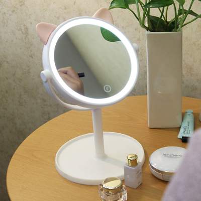 Ottieni l'illuminazione perfetta per il tuo trucco con il nostro specchio di trucco avanzato