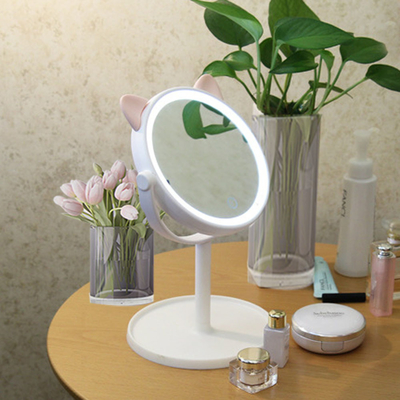Ottieni l'illuminazione perfetta per il tuo trucco con il nostro specchio di trucco avanzato