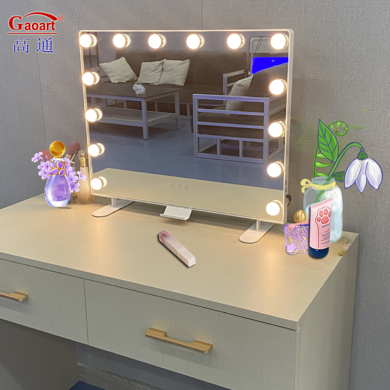 Specchio cosmetico a parete completa Disegno alla moda e telaio in metallo per grandi esigenze di trucco