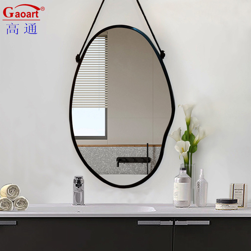 Decorazione del bagno di tutti i giorni con specchio di vetro antico e telaio di plastica in stile lanaio