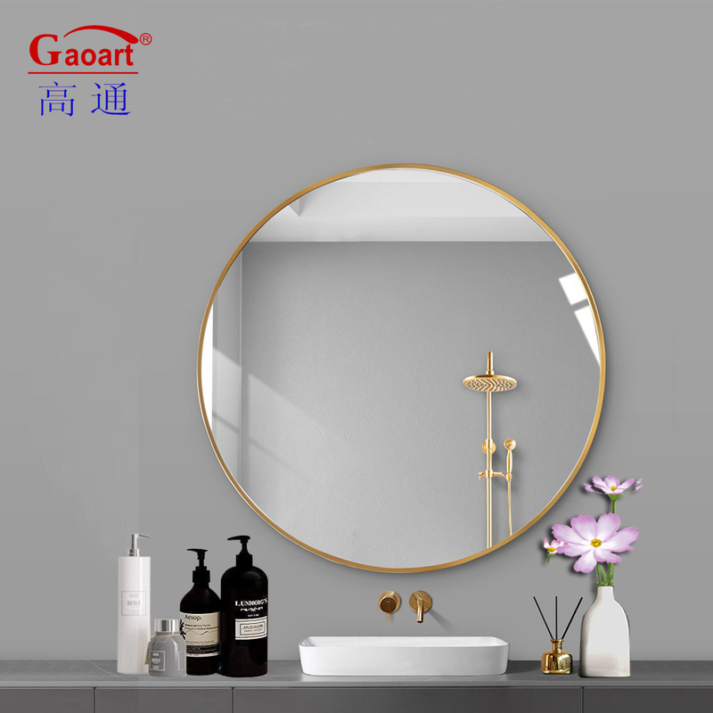 Decorazione elegante del soggiorno con specchio ovale decorativo in stile elegante