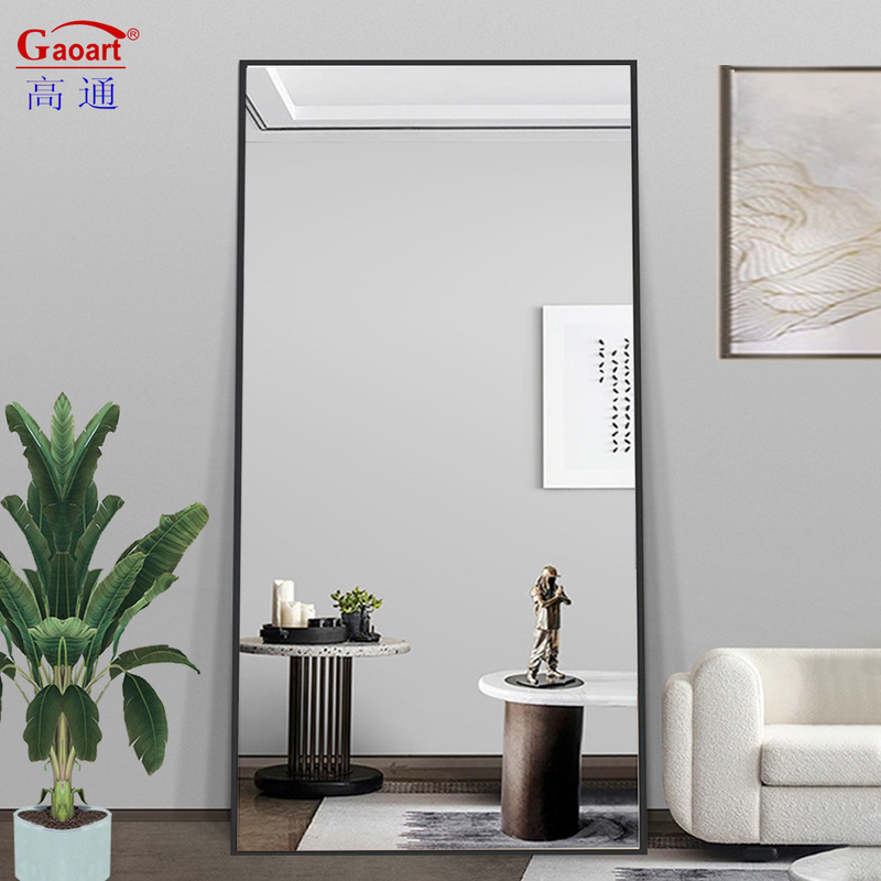 Grandi specchi per la decorazione di case infinite per ogni occasione di giorno nel soggiorno dell'hotel