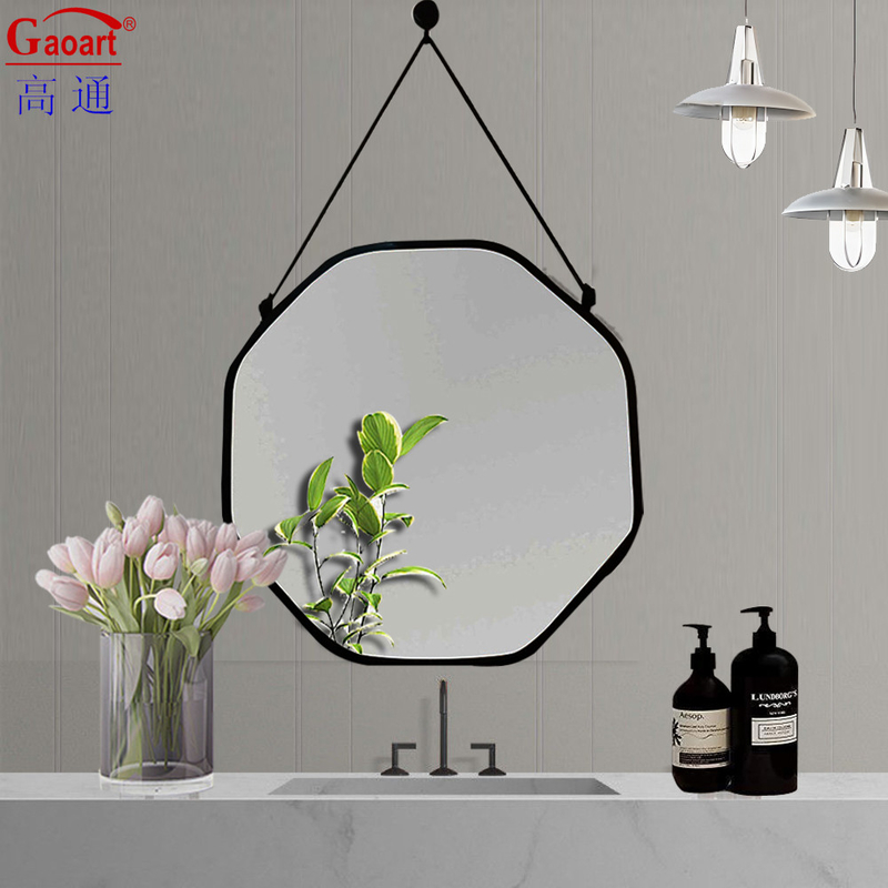 Aggiungi un tocco di eleganza al tuo bagno antico con questo Vintage Plastic Frame Mirror