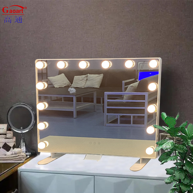 Trasforma la tua vanità in uno glamouroso studio di Hollywood con Hollywood Mirror